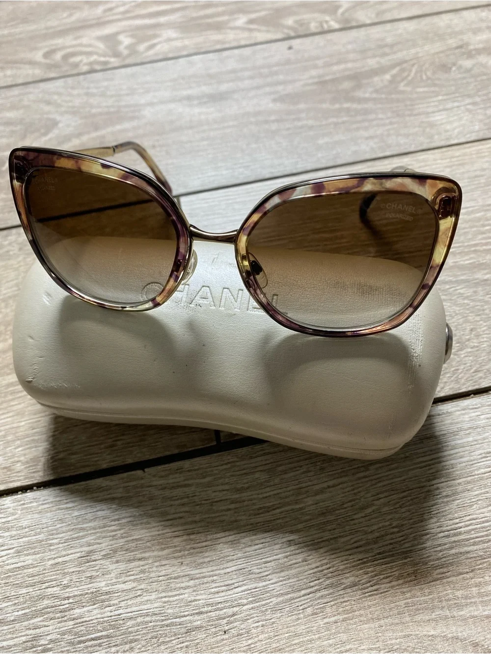 CHANEL elegant sunglasses